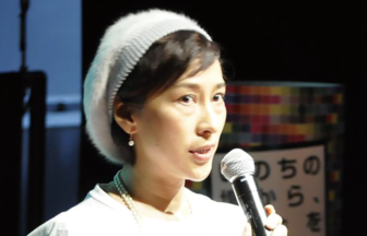 岸　あさこ： 生きるための「決意」の一枚